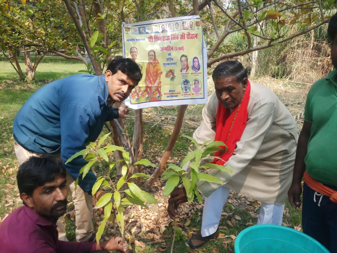 पौधरोपण कर मनाया मुख्यमंत्री का जन्म दिन