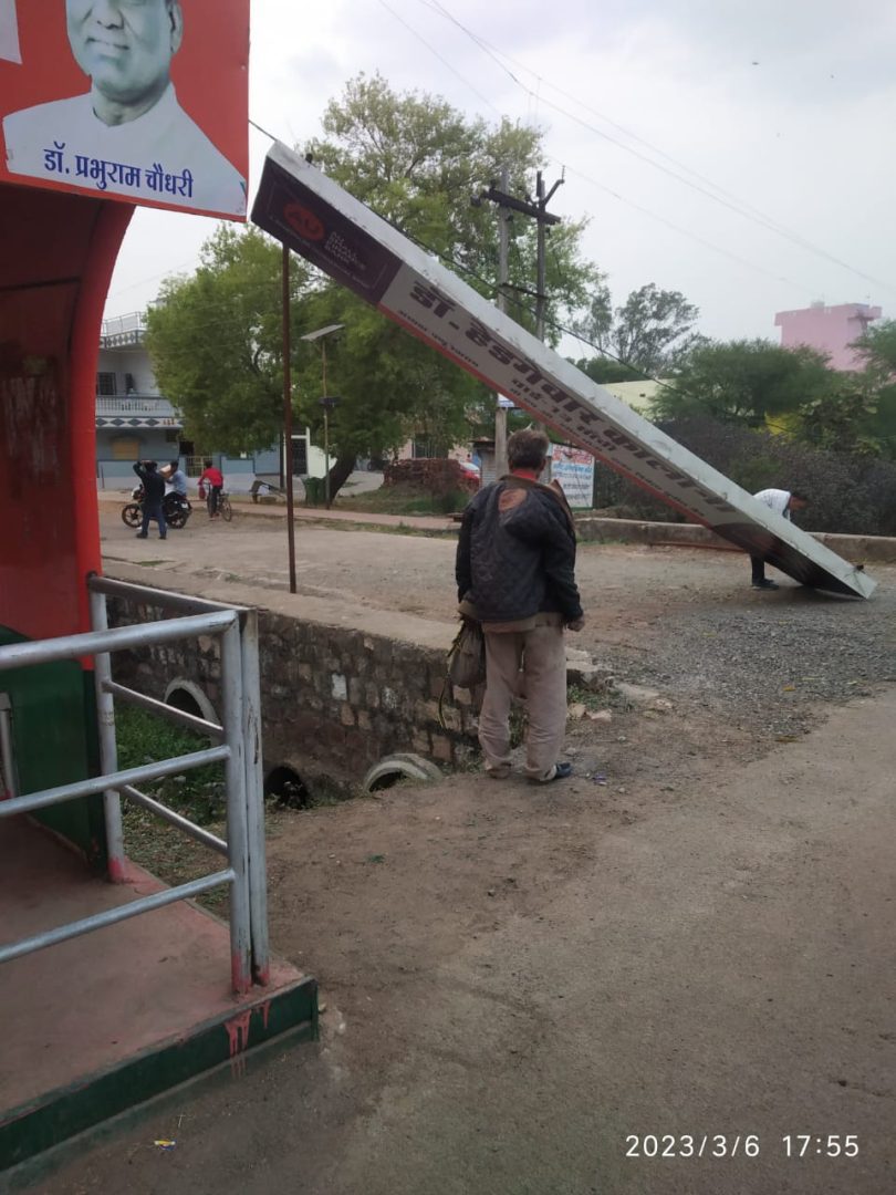 हेडगेवार कालोनी में लगाये गये स्वागत बोर्ड ढहे।<br>