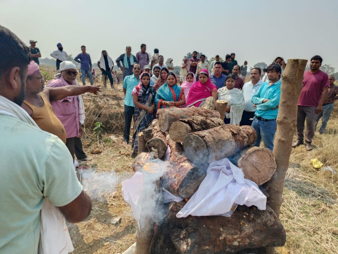 परंपरा को तोड़ते हुए पांच बहनों ने मिलकर अपने पिता को मुखाग्नि दिया