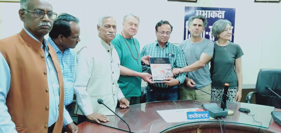 स्पेन से आए पुरातत्व दल ने कलेक्टर श्री दुबे को शोथग्रंथ भेंट किया