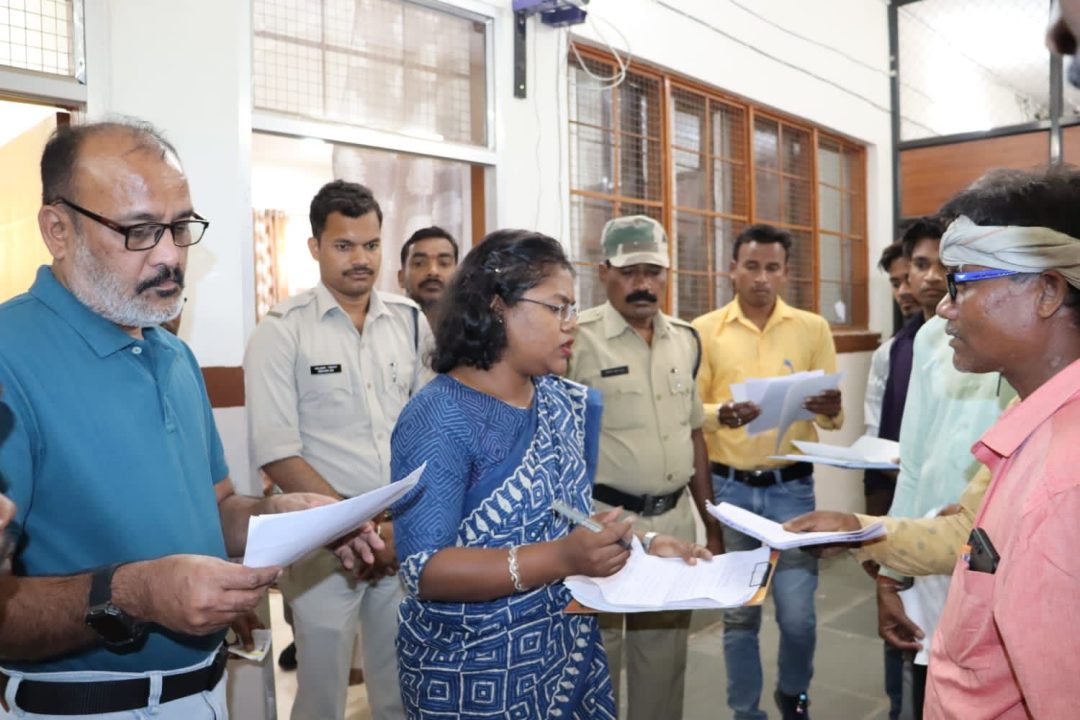 कलेक्टर ने सुनी आमजनों की समस्याएं, प्राप्त आवेदनों के निराकरण के लिए अधिकारियों को दिए निर्देश<br>