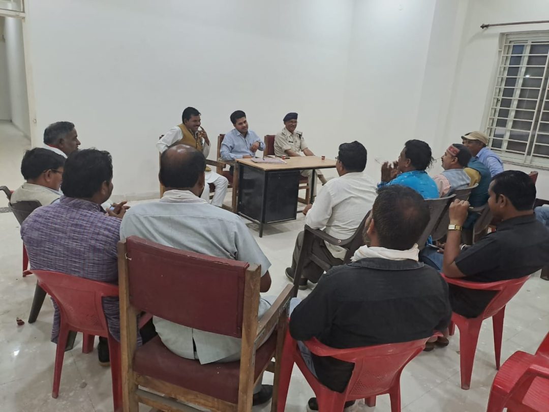 आगामी त्योहारों को लेकर थाना परिसर में आयोजित हुई शांति समीति की बैठक ।