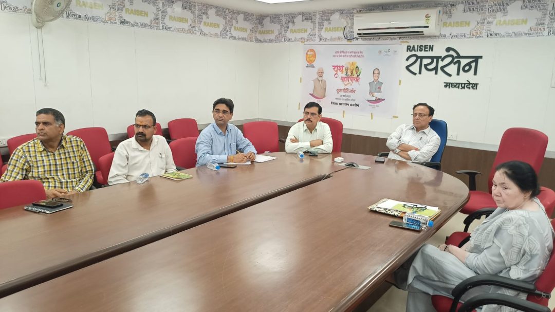 मुख्यमंत्री का लाइव प्रसारण देखते हुए कलेक्टर