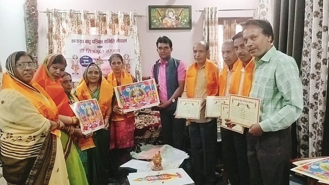 चैत्र नवरात्रि पर कायस्थ समाज के लोगो को घर घर जाकर दिलाया जा रहा है मांसाहार और नशा मुक्त रहने का संकल्प।