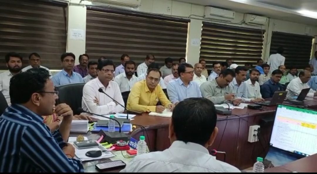 कलेक्टर श्री दुबे ने लापरवाही बरतने पर पटवारी को किया निलंबित