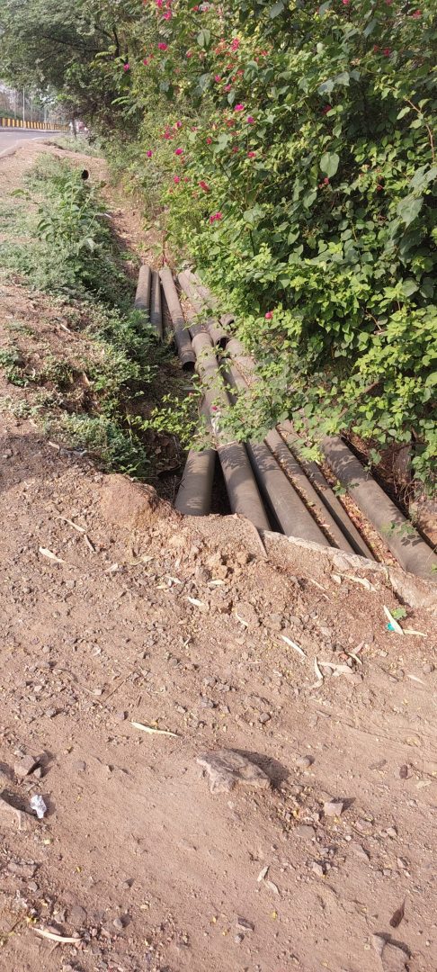 नाले में पाइप पटक कर भूल गए जिम्मेदार