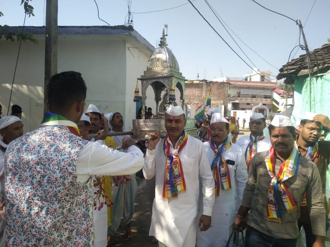 महावीर का संदेश जियो और जीने दो के साथ नगर की जैन समाज ने पालकी में सवार भगवान महावीर का विशाल चल समारोह निकाला !