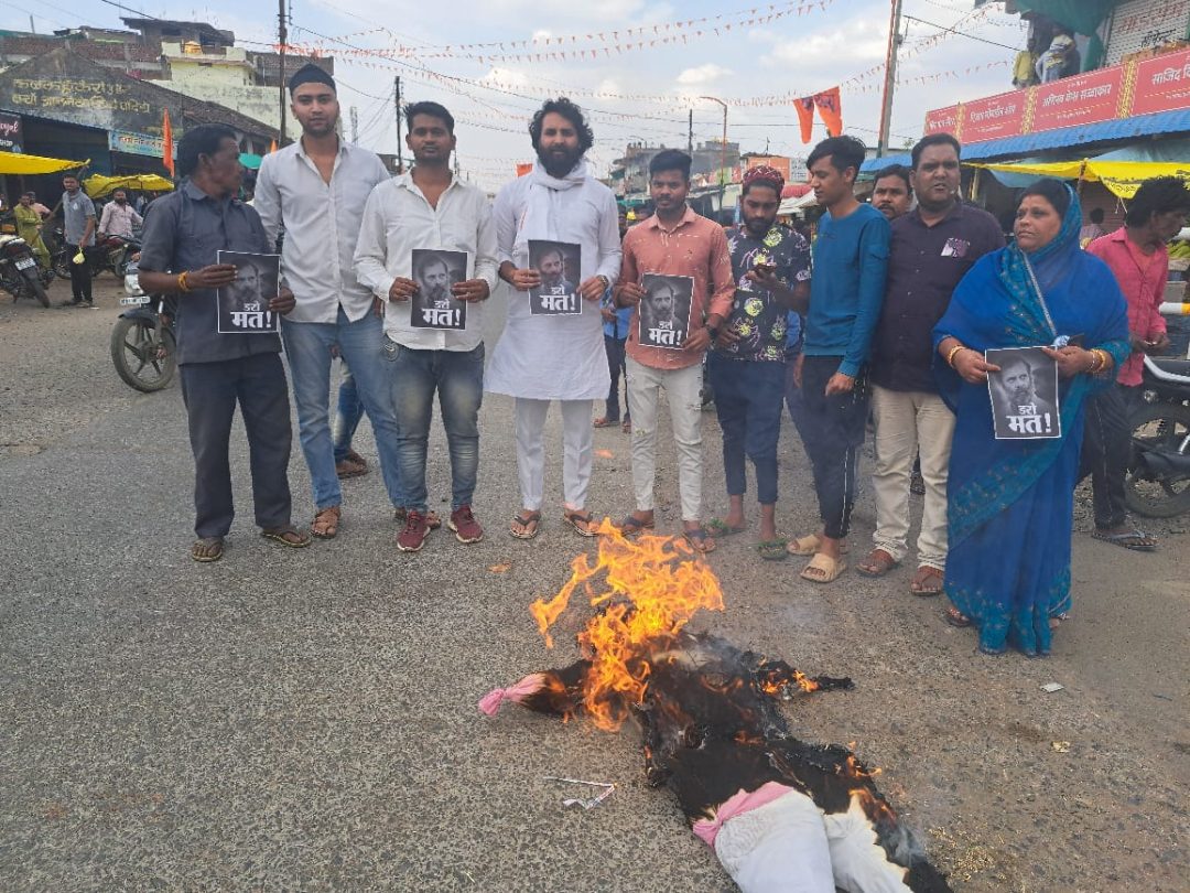 कांग्रेस नेता राहुल गांधी की लोकसभा सदस्यता रद्द होने से नाराज़ कांग्रेसियों ने पुतला दहन किया