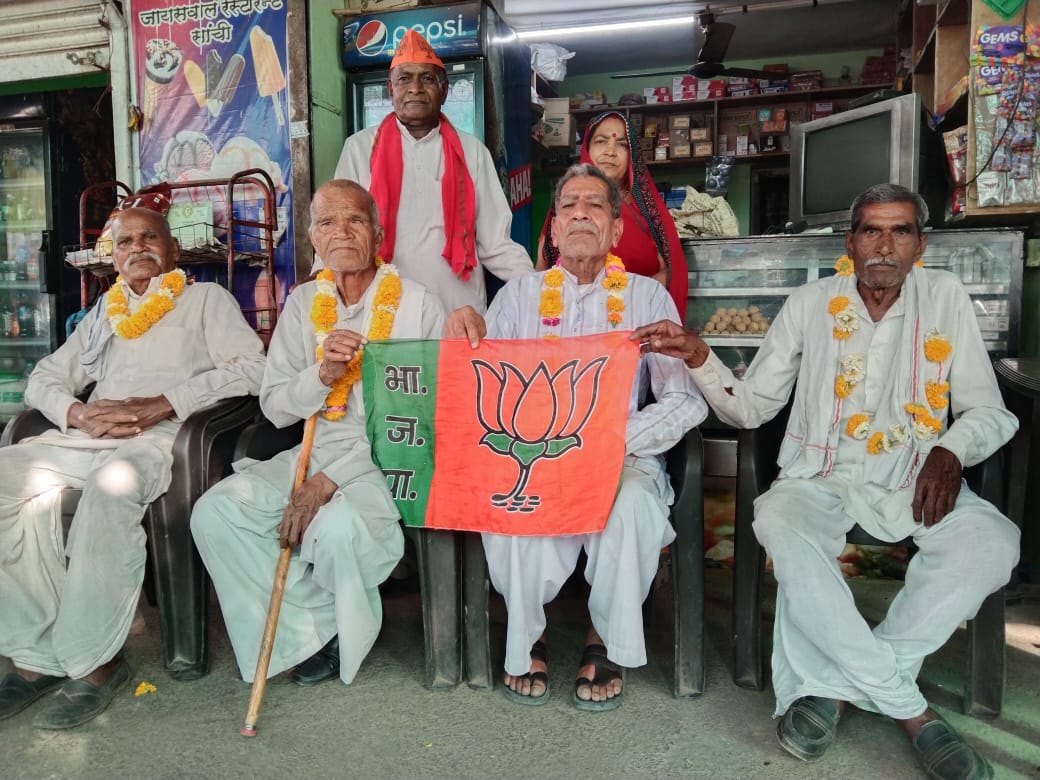 पार्टी के स्थापना दिवस के अवसर पर वरिष्ठों का किया सम्मान