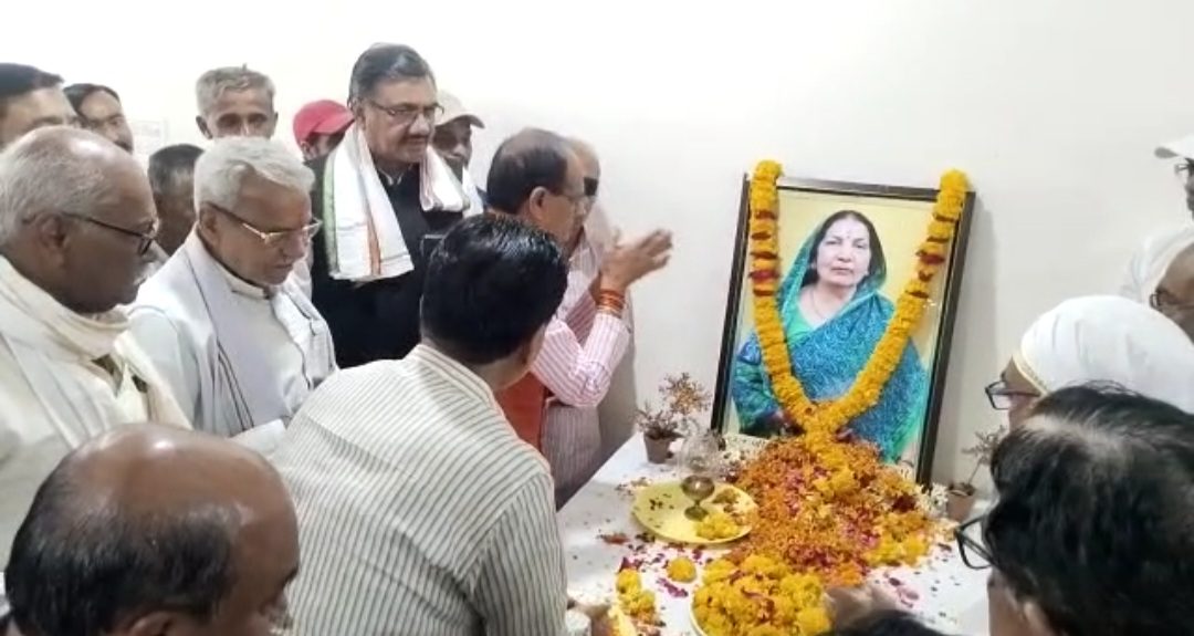 मुख्यमंत्री श्री चौहान ने बरेली पहुँचकर स्व. श्रीमती चौधरी को दी श्रृद्धांजलि