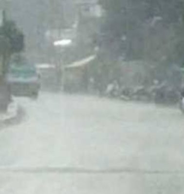 फिर गरज चमक के साथ हुई बारिश<br>किसानों के माथे की लकीरें उभरी