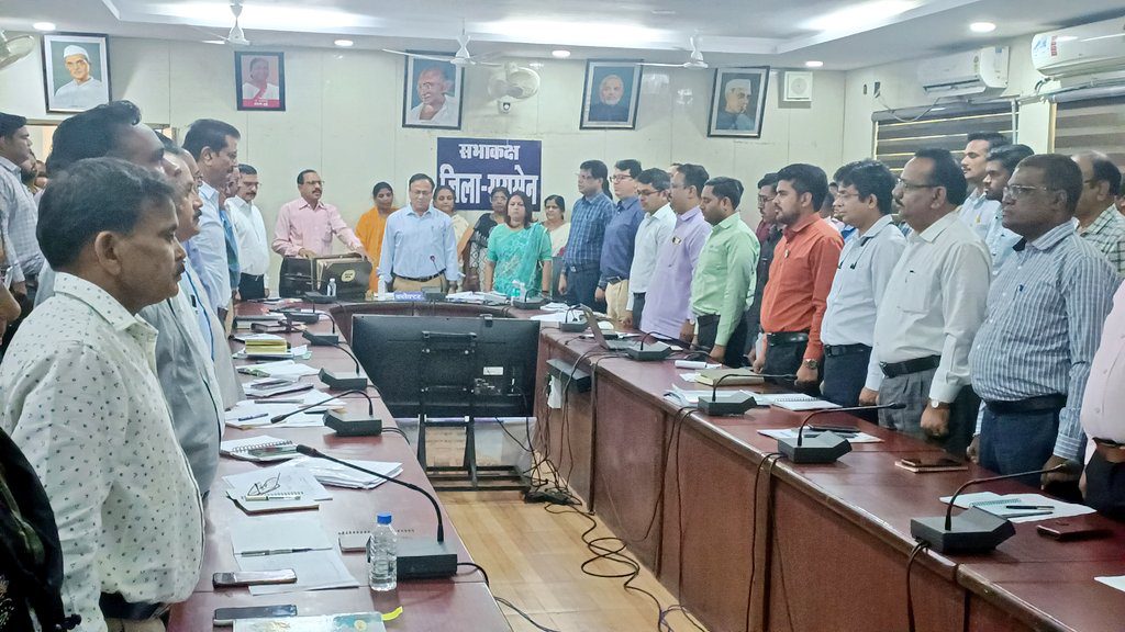 कलेक्ट्रेट सभागार में राष्ट्रीय गीत वंदे मातरम एवं राष्ट्रीय गान से शुरू हुआ कार्यक्रम