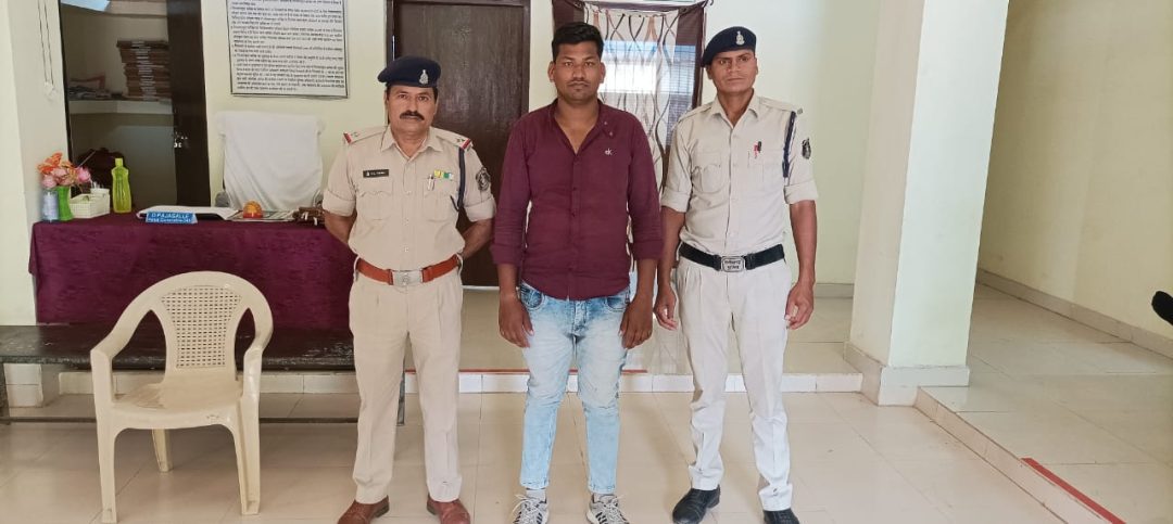 शासकीय कार्य में बाधा डालकर पुलिस बल पर हमला कर मारपीट करने वाले फरार आरोपी गिरफ्तार