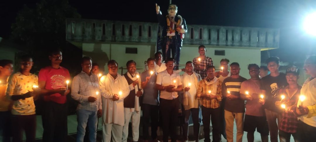 रेल दुर्घटना में हुई मृतकों की आत्मा की शांति के लिए कैंडल प्रज्वलित