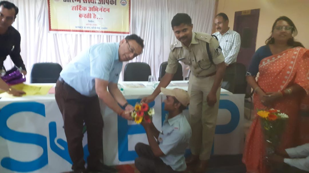 कलेक्टर श्री दुबे ने दिव्यांगजनों को बताया मतदान का महत्व