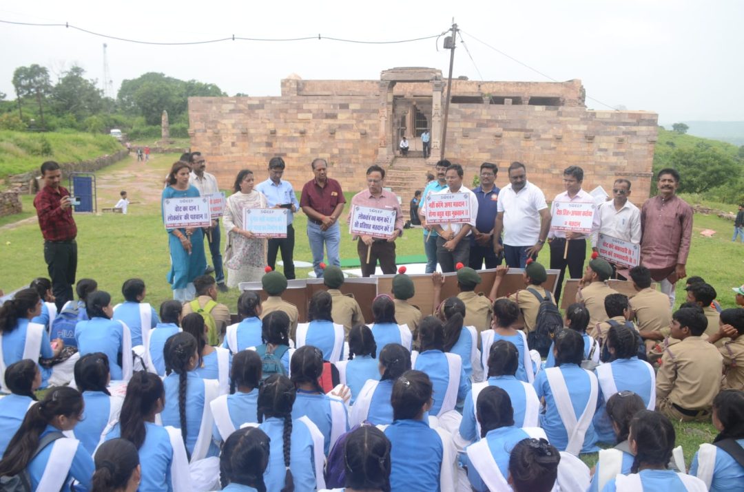 मतदाता जागरूकता के नारों से गूंजा रायसेन दुर्ग<br />कलेक्टर श्री दुबे के नेतृत्व में रायसेन दुर्ग से स्कूली छात्र–छात्राओं ने दिया मतदाता जागरूकता का संदेश