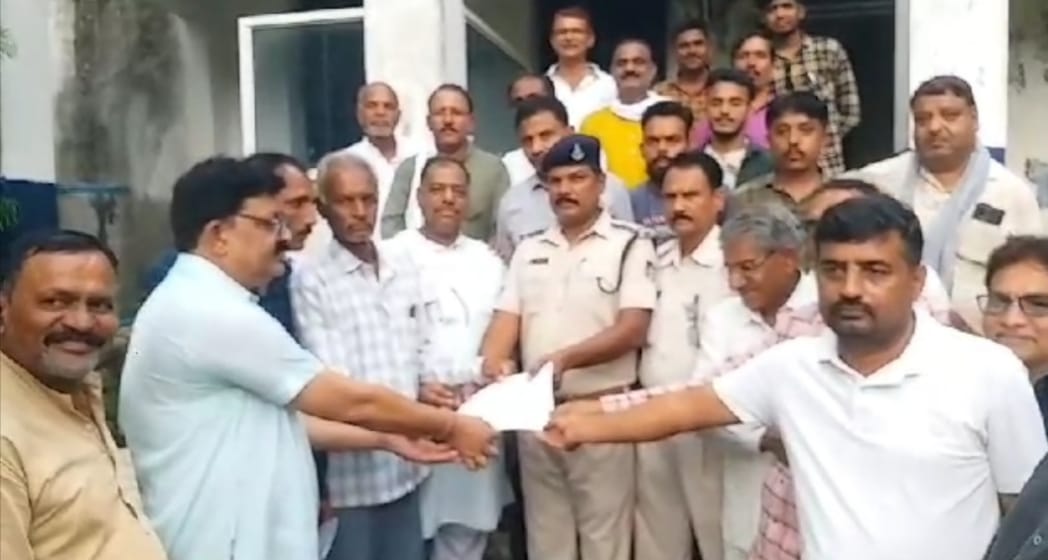 महिला से अभद्रता करने पर तहसीलदार को हटाने रघुवंशी समाज ने कलेक्टर के नाम सौंपा ज्ञापन