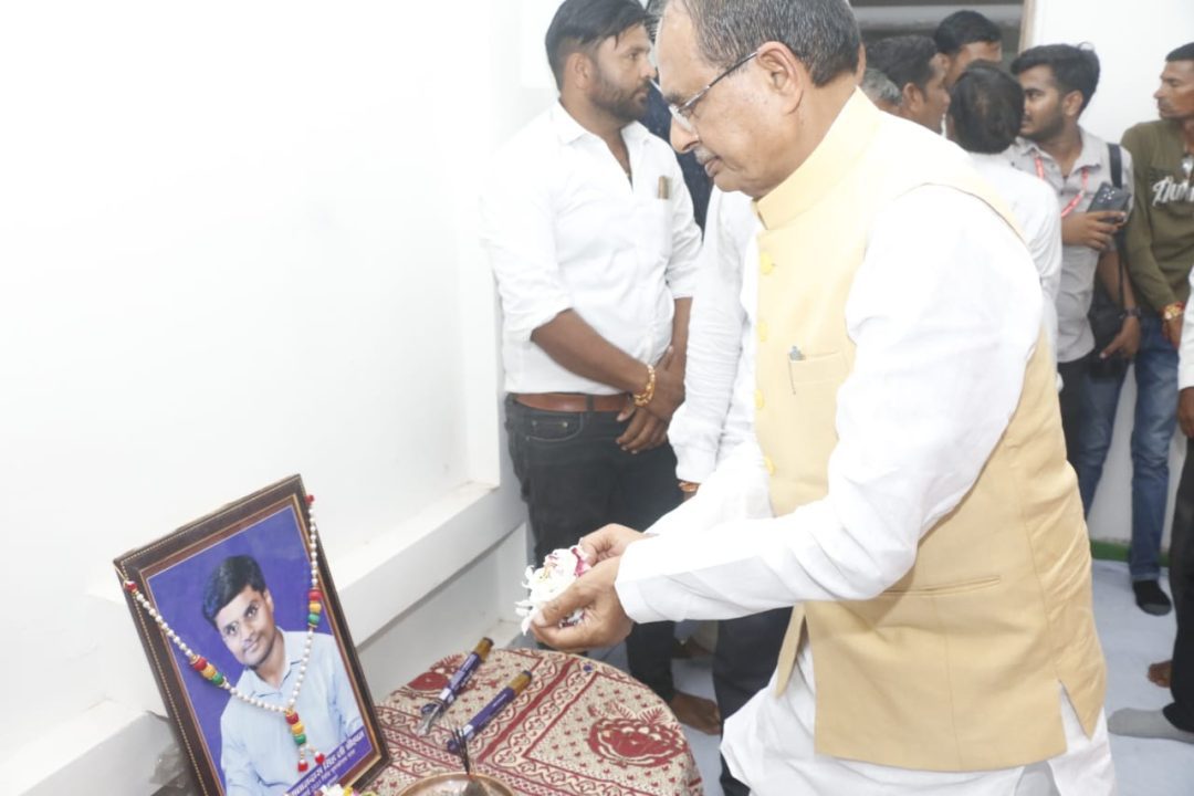 , रणधीर सिंह चौहान के घर श्रद्धांजलि अर्पित करने पहुंचे मुख्यमंत्री