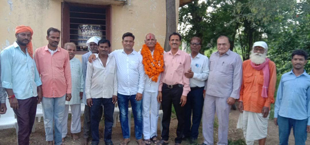 सुल्तानपुर कृषि फार्म प्रबंधक श्री रघुवंशी को दी विदाई