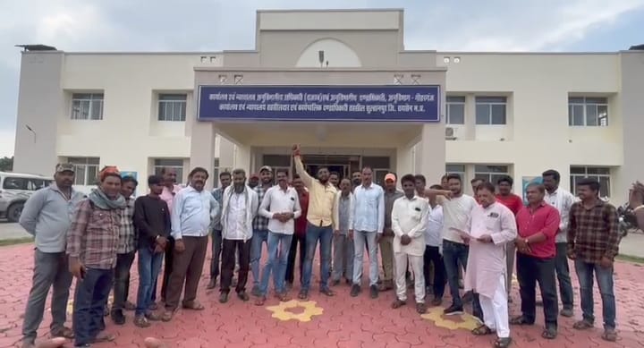 गड़बड़ाई बिजली व्यवस्था को लेकर किसानों ने एसडीएम के नाम ज्ञापन तहसीलदार को सौंपा।