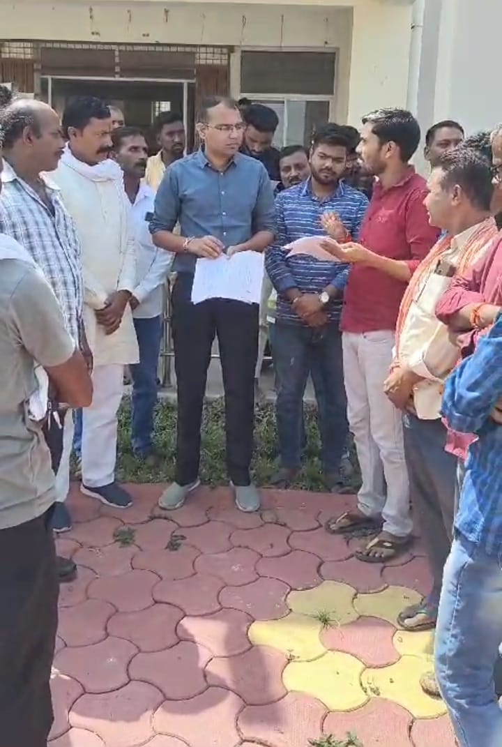 किसानों ने अपनी विभिन्न मांगों को लेकर तहसीलदार को सौंपा ज्ञापन।