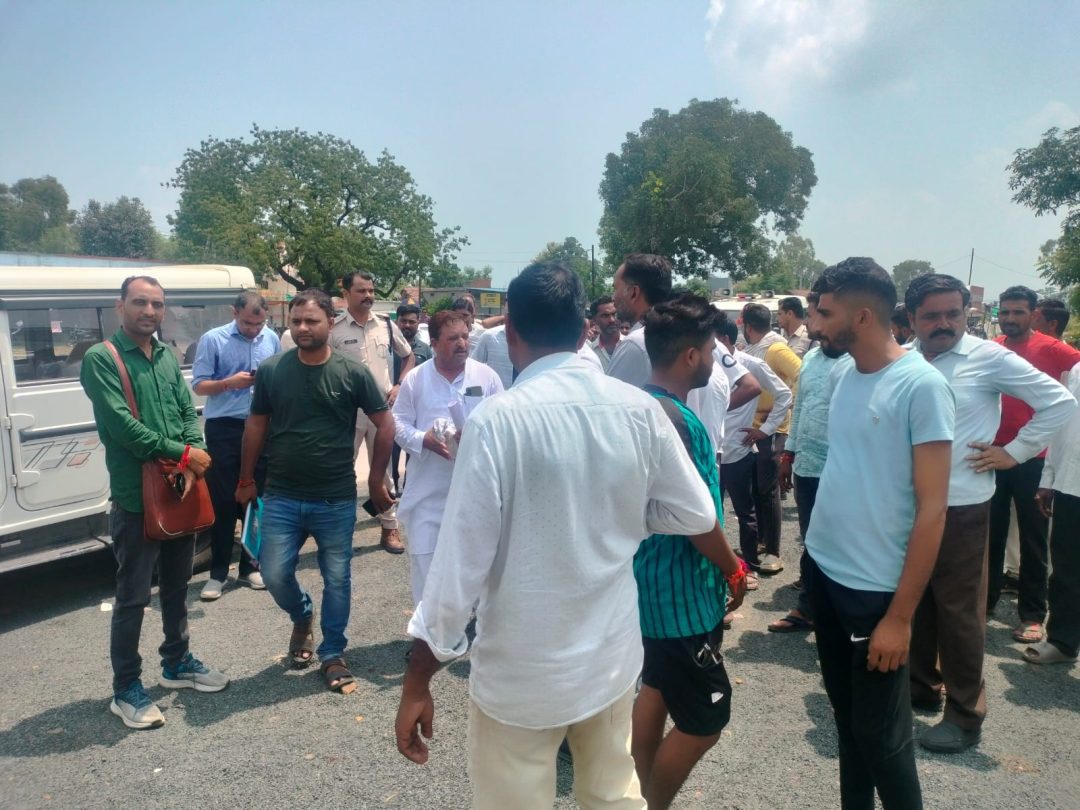 विद्युत व्यवस्था सुचारू न होने पर ग्रामीणों ने किया राष्ट्रीय राजमार्ग पर चक्का जाम ।पहुंचा प्रशासन।