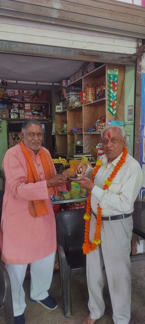 शिक्षक दिवस के अवसर पर लिया गुरु से आशीर्वाद