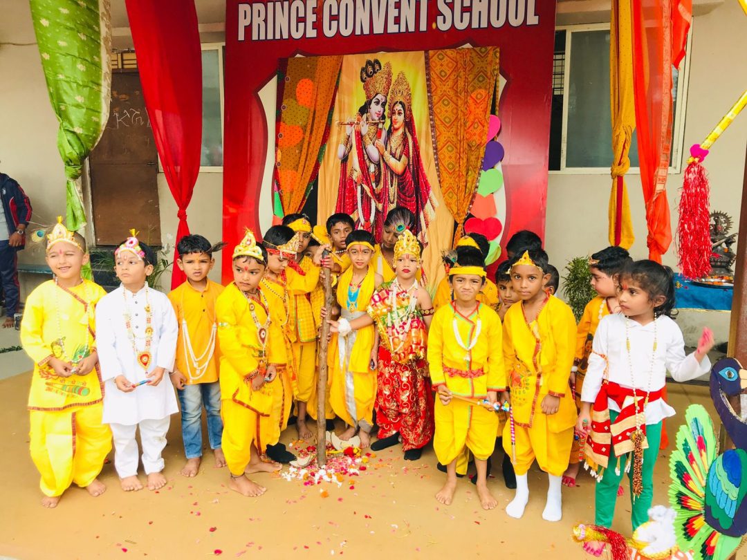 जन्माष्टमी पर्व पर स्कूली बच्चों ने किया कार्यक्रम।