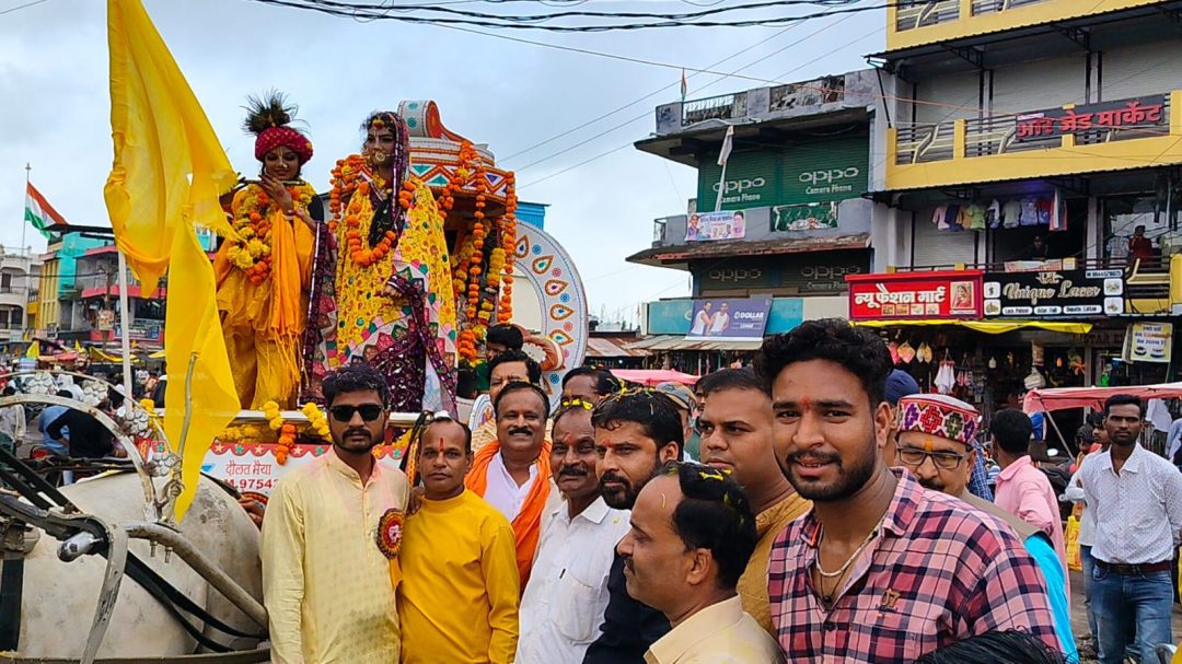 नंद घर आनंद भयो जय कन्हैयालाल की भजन पर थिरके भक्त; शहर के कई स्थानों पर जमकर थिरके युवा ,कई जगहों पर हुआ भगवान कृष्ण की शोभायात्रा का स्वागत।