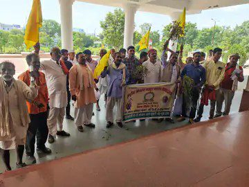 बारिश नहीं ब होने से सूखने लगी थी फसलें बिजली विभाग भी कर रहा बिजली कटौती