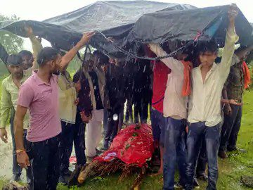 तेज बारिश में श्मशान ले गए अर्थीं:लकड़ियां भीगीं तो पेट्रोल डालकर जलाना पड़ा शव; ग्रामीण बोले- यहां मूलभूत सुविधा भी नसीब नहीं