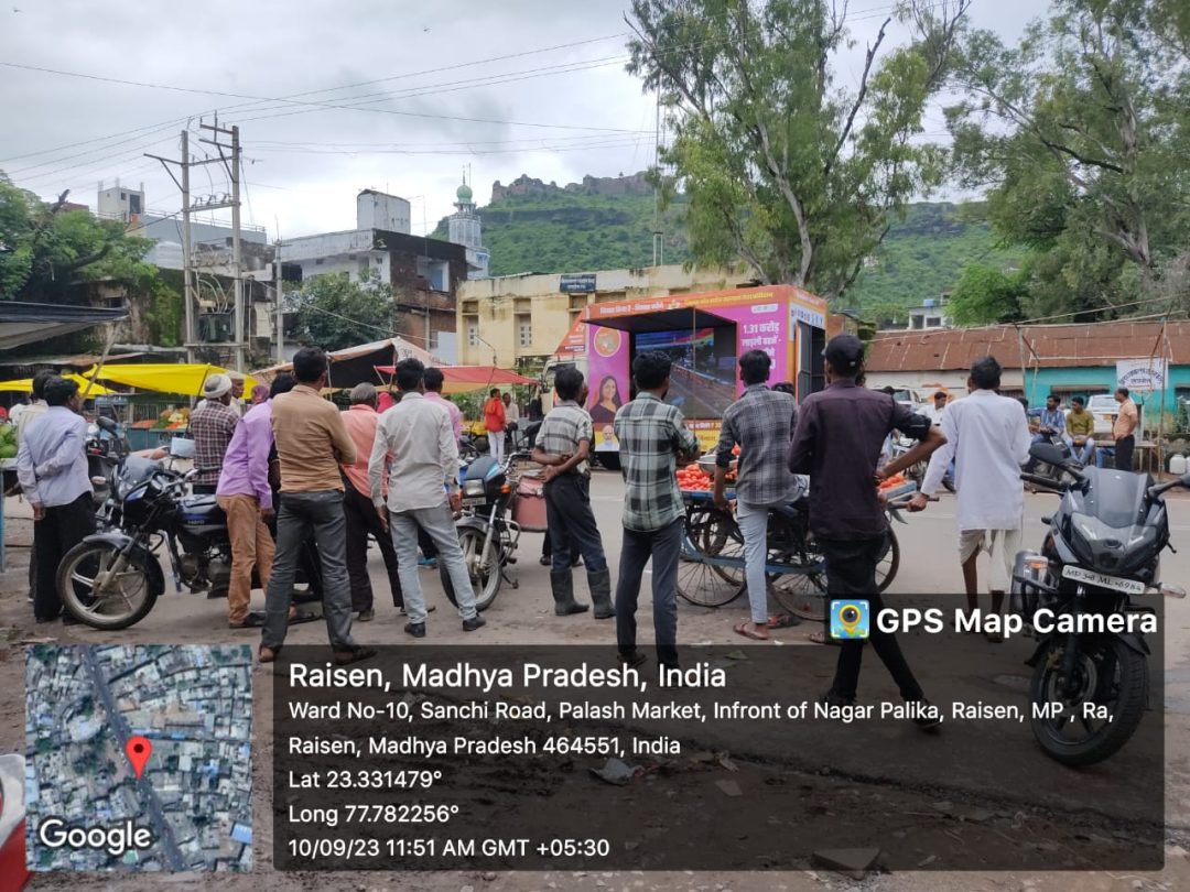 गांव तथा नगरों में विकास रथ नागरिकों को दे रहे शासकीय योजनाओं की जानकारी