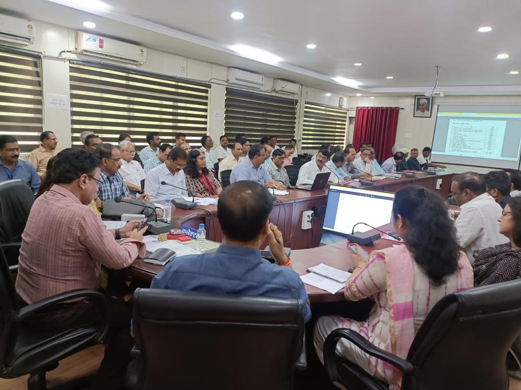 कलेक्टर श्री दुबे ने सीएम हेल्पलाईन शिकायतों का समयावधि में संतुष्टिपूर्ण निराकरण कराने के दिए निर्देश