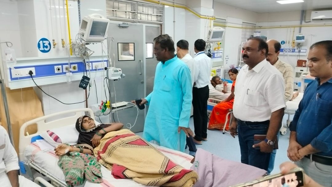 स्वास्थ्य मंत्री डॉ चौधरी ने जिला अस्पताल का निरीक्षण कर मरीजों से ली उपचार तथा स्वास्थ्य सेवाओं की जानकारी