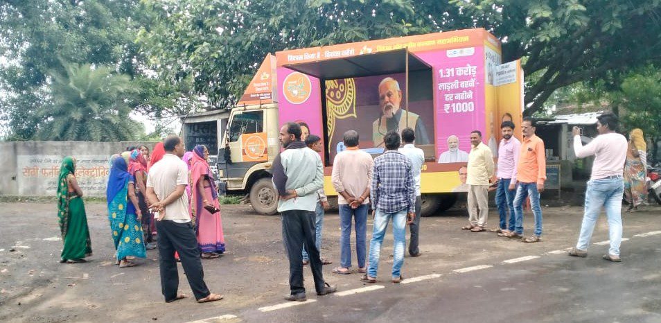 विकास रथ नागरिकों को दे रहे शासकीय योजनाओं की जानकारी