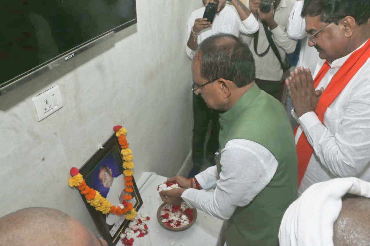 मुख्यमंत्री श्री चौहान ने केवट पिपलिया पहुँचकर स्व. श्री रुद्रपाल सिंह को दी श्रृद्धांजलि