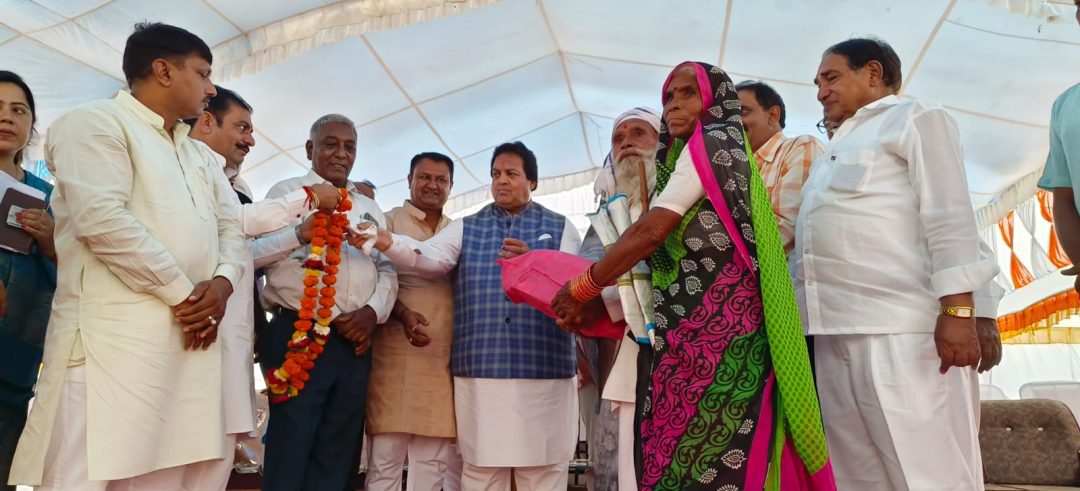 मुख्यमंत्री चरण पादुका वितरण कार्यक्रम औबेदुल्लागंज वन मंडल के अंतर्गत सुल्तानपुर कृषि मंडी में कार्यक्रम आयोजित किया गया !