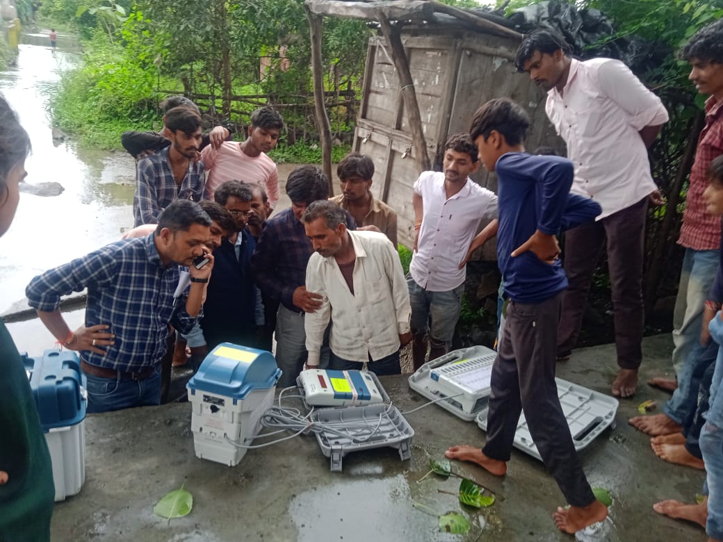 जिले में चलाया जा रहा है मतदाता जागरूकता अभियान<br />ईवीएम, वीवीपैट का प्रदर्शन कर मतदान प्रक्रिया की दी जा रही है जानकारी