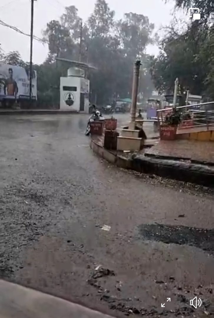 बारिश न होने से किसानों की सूख रही फसलों पर इन्द्र भगवान को आया तरस।