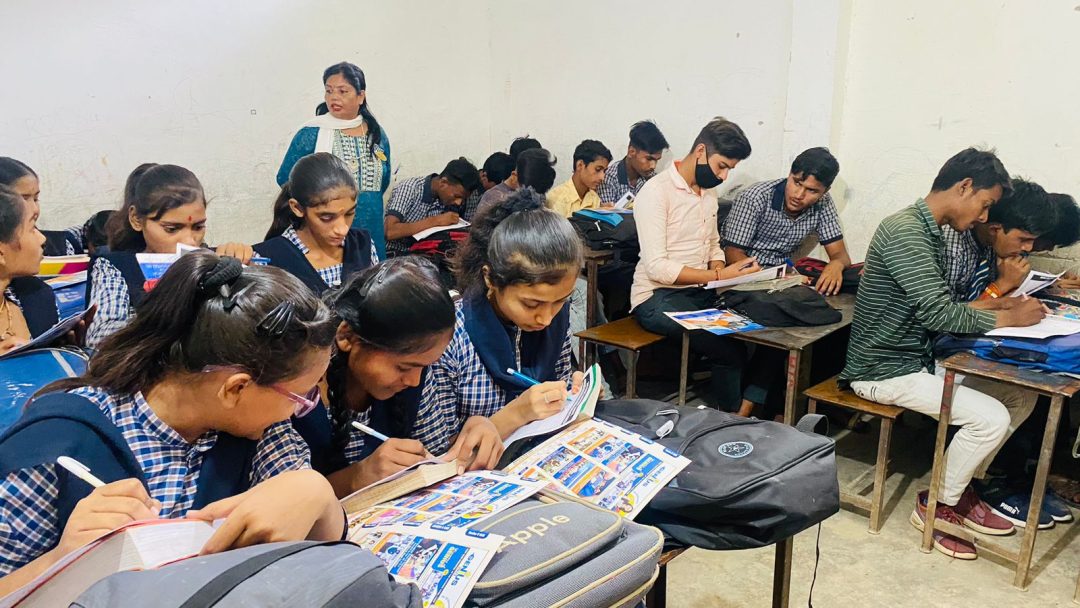 सैम ग्लोबल यूनिवर्सिटी के प्रोफेसर अंजू खरे एवं प्रोफेसर दीपक सोलंकी के द्वारा 11वीं से 12वीं के बच्चों को साइबर क्राइम से बचने के बताए गुण