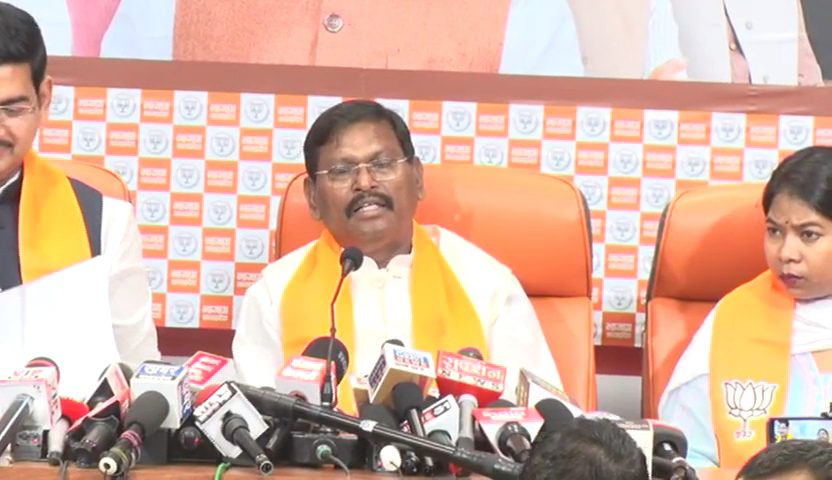 केंद्रीय मंत्री अर्जुन मुंडा की प्रेस कॉन्फ्रेंस, बोले- कांग्रेस ने 75 वर्षों तक आदिवासियों को रखा उपेक्षित, सिर्फ सत्ता के लिए बनाया हथकंडा