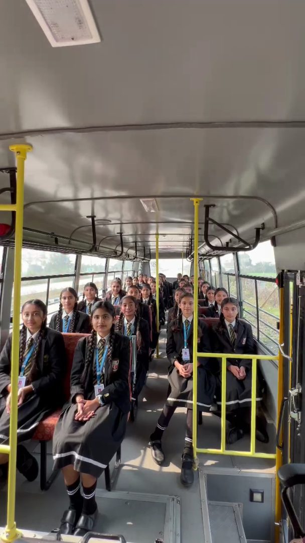 Varal video जब भगवान राम की धुन पर स्कूल बस में बच्चो ने सबको चौंकाया