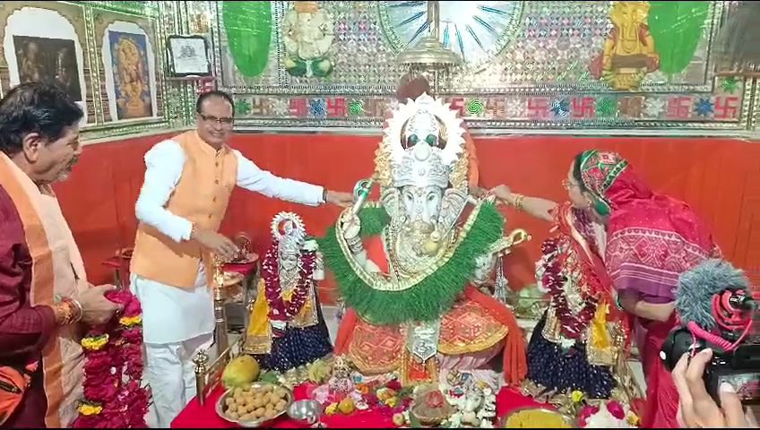 शिवराज सिंह चौहान ने विदिशा बाड़ वाले गणेश मंदिर पर मनाया अपना जन्म दिन