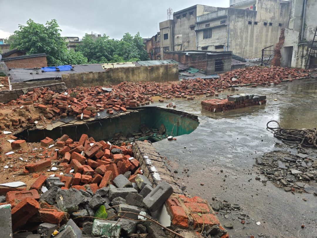 तो मौत का अखाड़ा बन जायेगा मंदिर पूरी तरह जर्ज़र हो गया है 60 वर्ष पुराने जैन मंदिर का पिछला हिस्सा