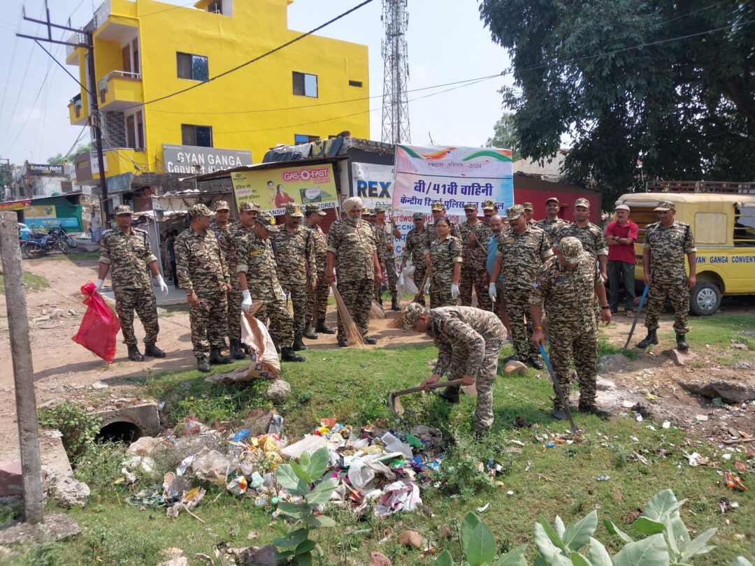 ग्रह मंत्रालय भारत सरकार के निर्देश पर केंद्रीय रिजर्व बल पुलिस ने नगर में चलाया स्वच्छता अभियान।