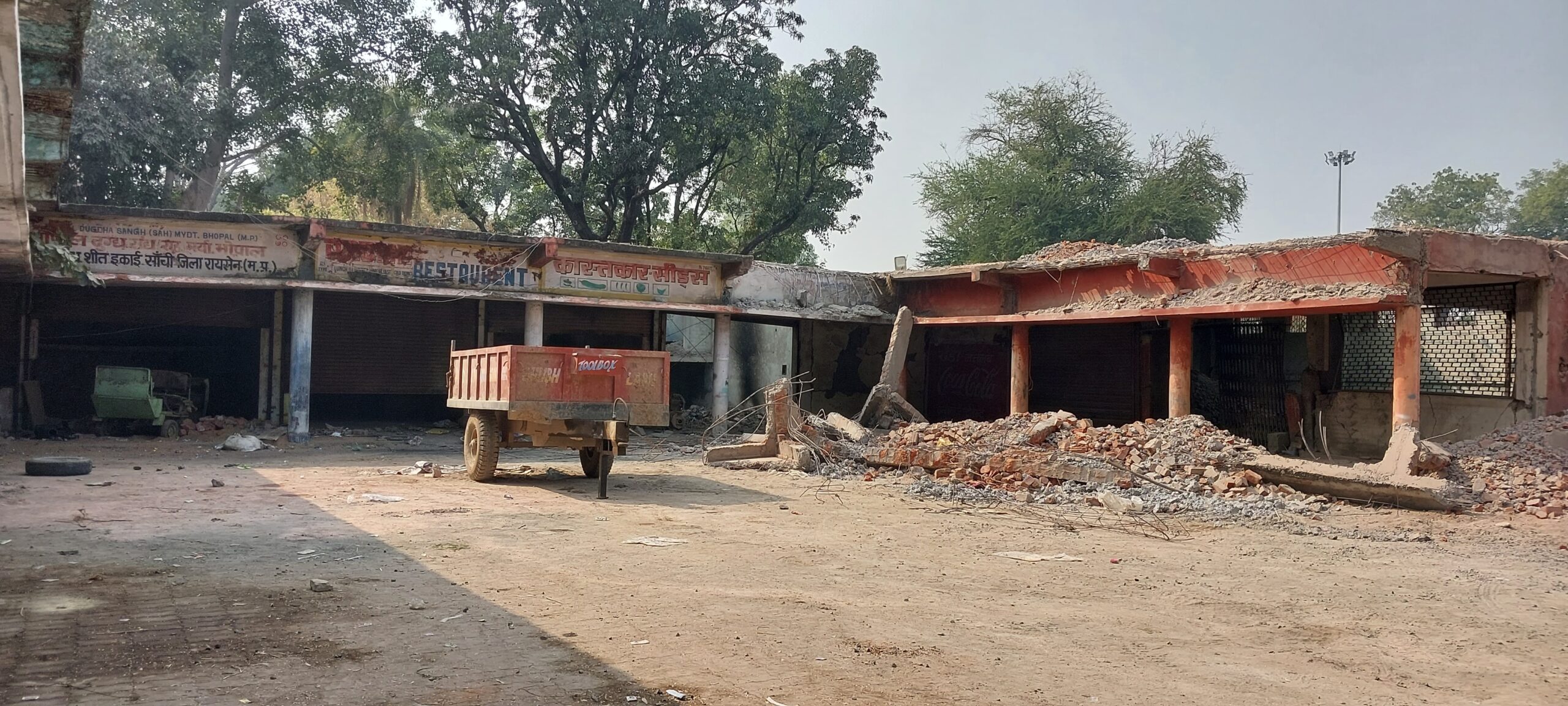 महेंद्रा काम्लेक्स की तुडवाने का ठेका होने के बाद एक महीने से अधिक समय गुजरने पर भी नही हो सका धराशायी।