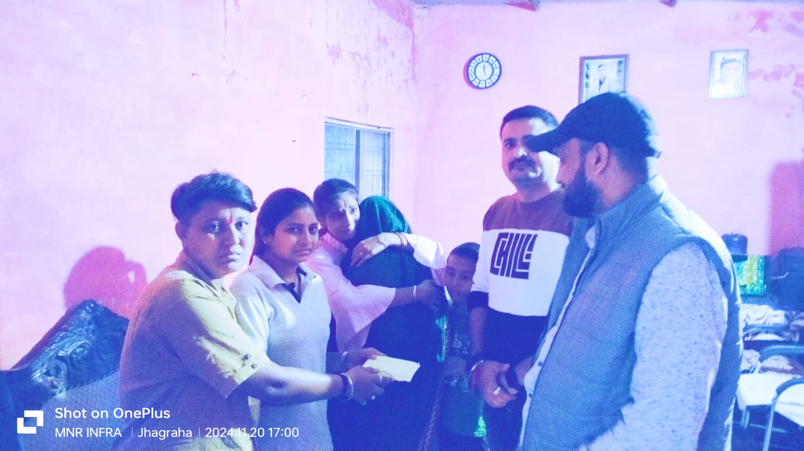 दिवंगत पत्रकार निलेश द्विवेदी के घर पहुंची सहकार ग्लोबल कंपनी