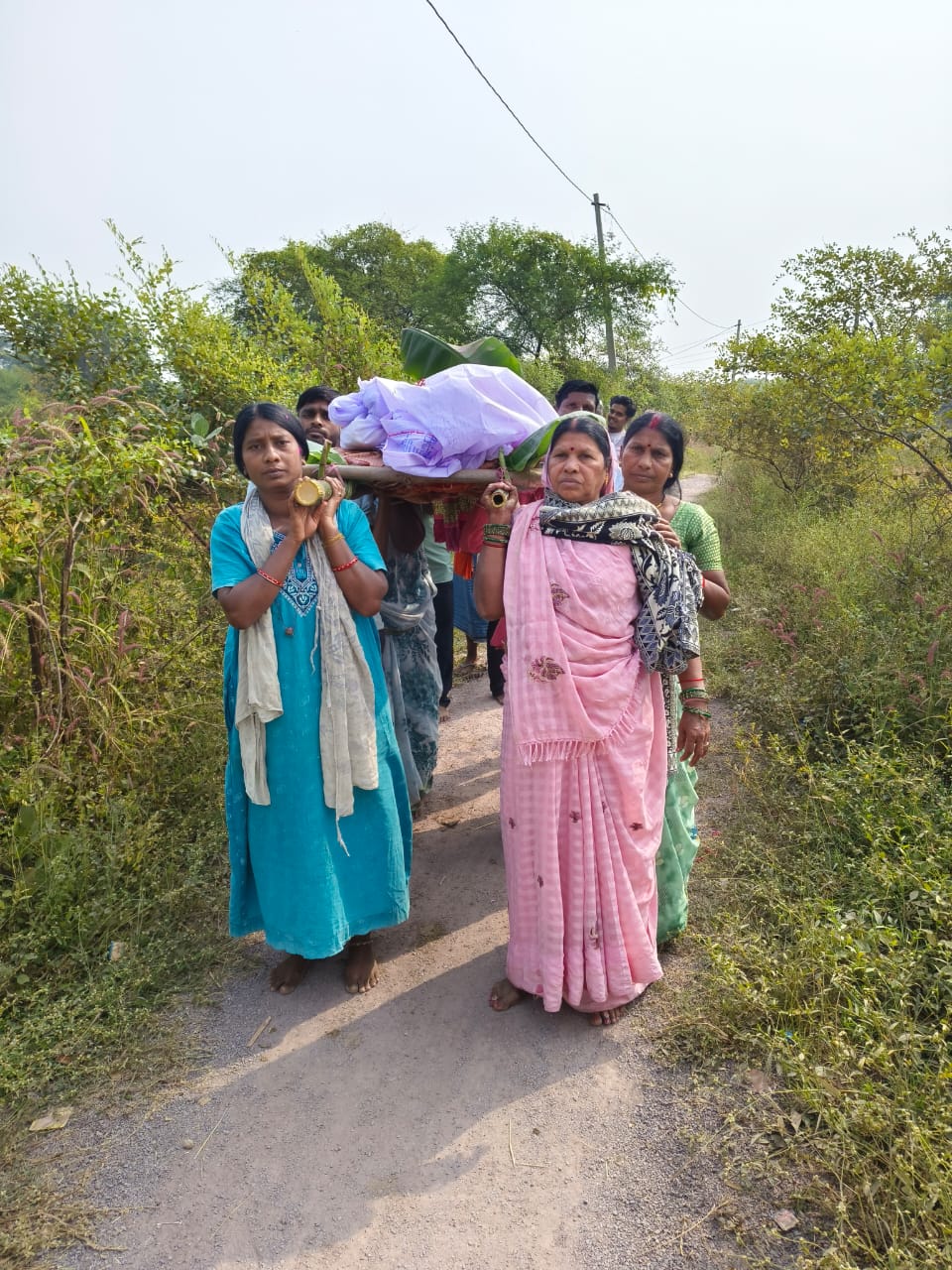 बेटियों ने दिया पिता की अर्थी को कंधा। मुखाग्नि भी दी।