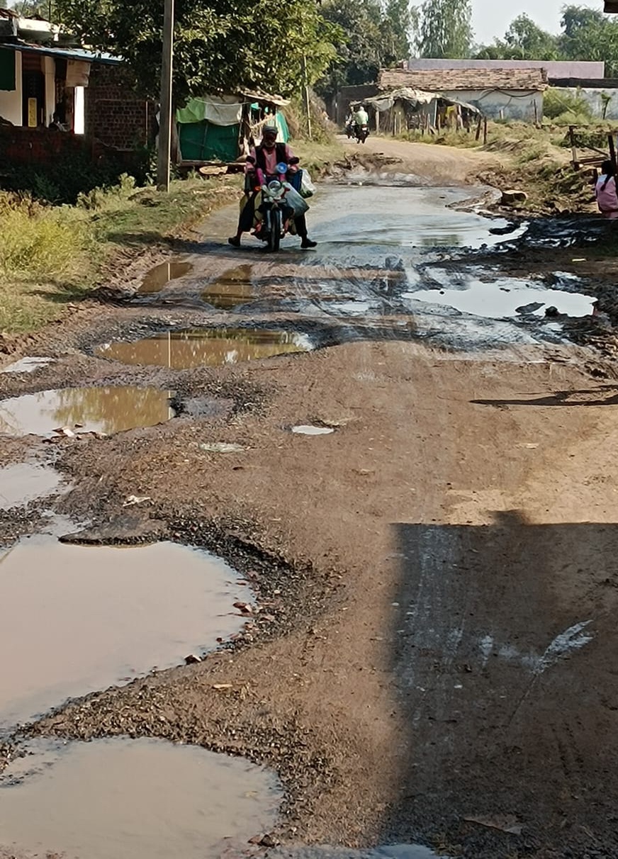 शासन प्रशासन के विकास की पोल खोलता सिलवाहा मार्ग।