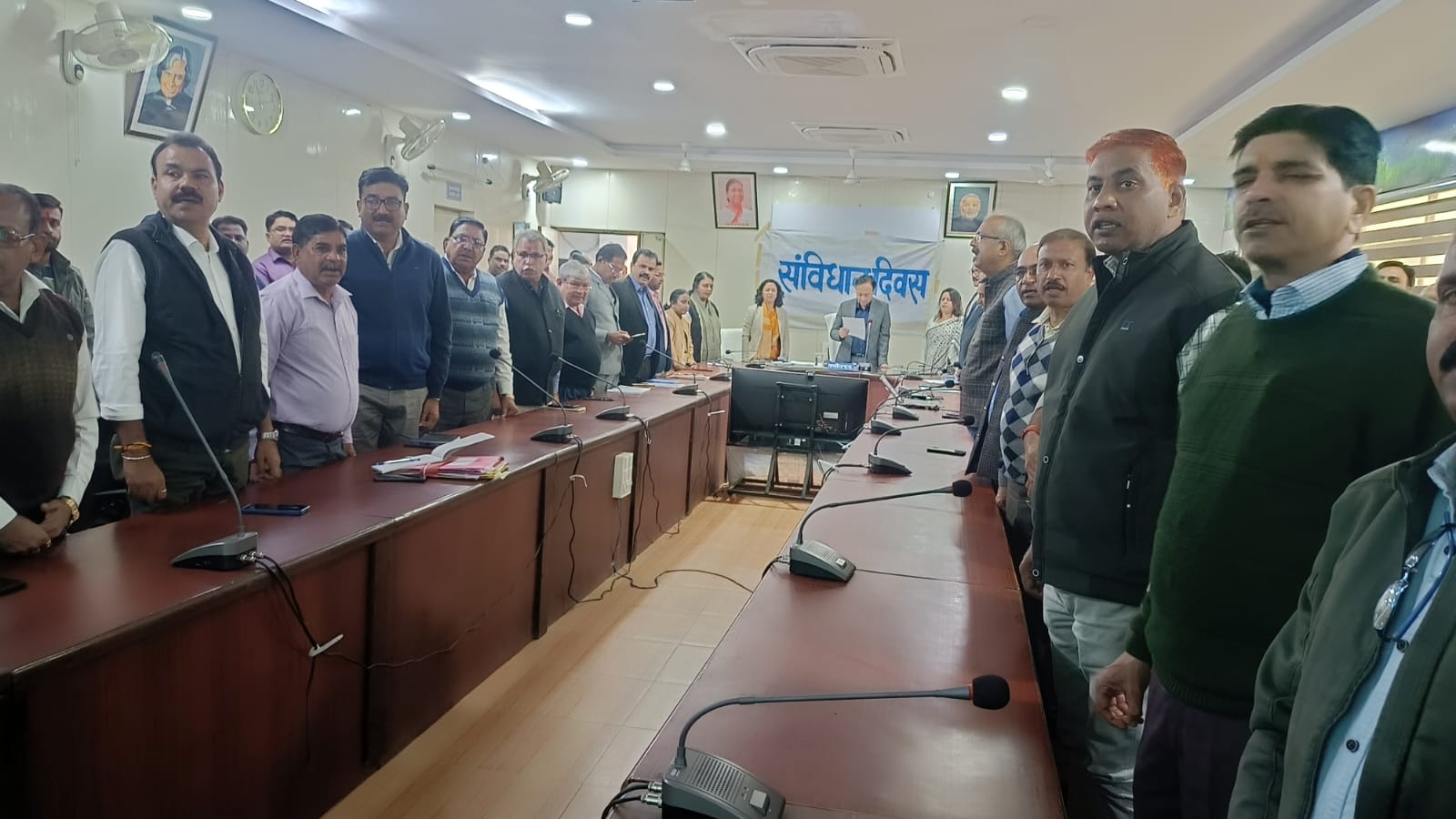 कलेक्ट्रट सभाकक्ष में कलेक्टर श्री दुबे द्वारा संविधान प्रस्तावना का किया गया वाचन